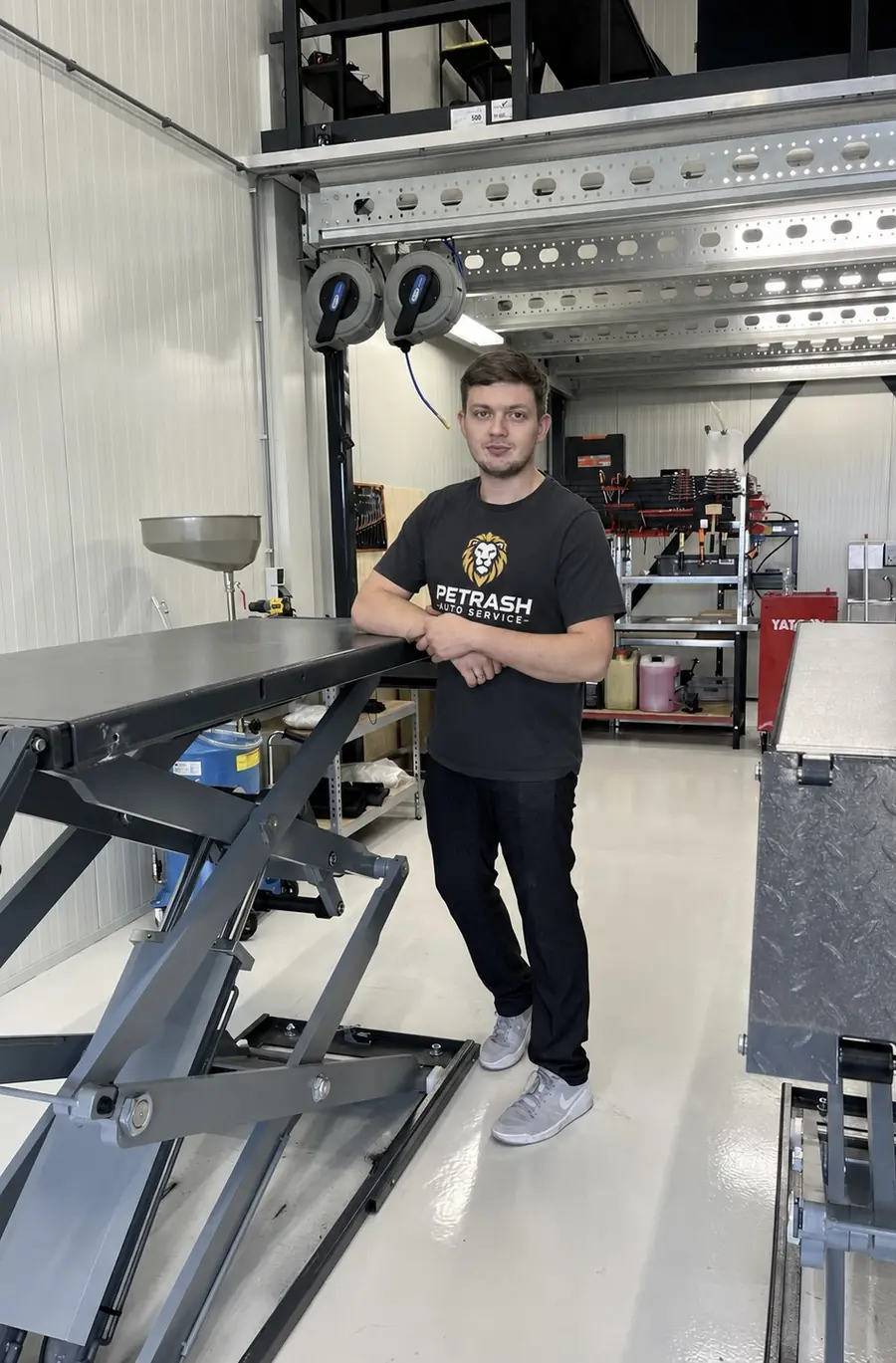 Andrii Petrash in de werkplaats van PETRASH AUTO SERVICE