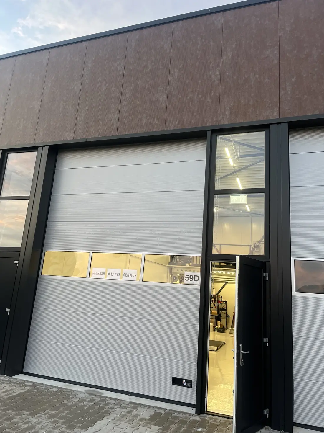 Garagedeur en ingang van PETRASH AUTO SERVICE, unit 59D