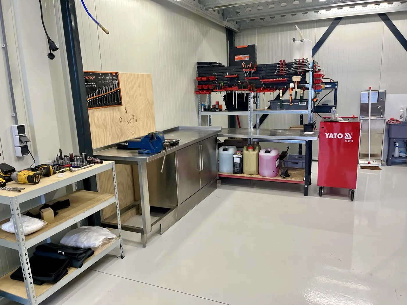 Werkbank en gereedschap van PETRASH AUTO SERVICE